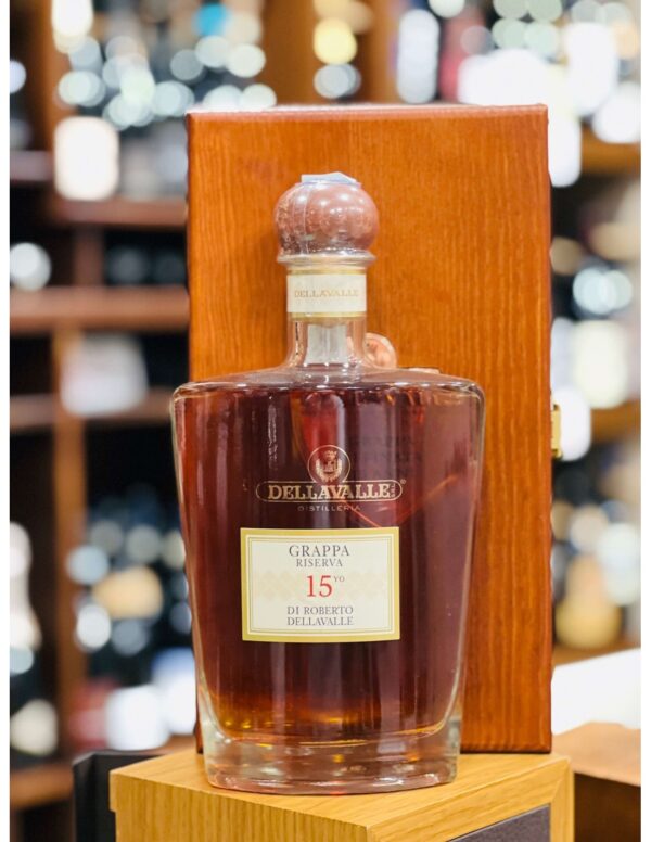 Grappa Dellavalle Riserva 15 anni con cassetta in legno Grappa Dellavalle Riserva 15 anni con cassetta in legno