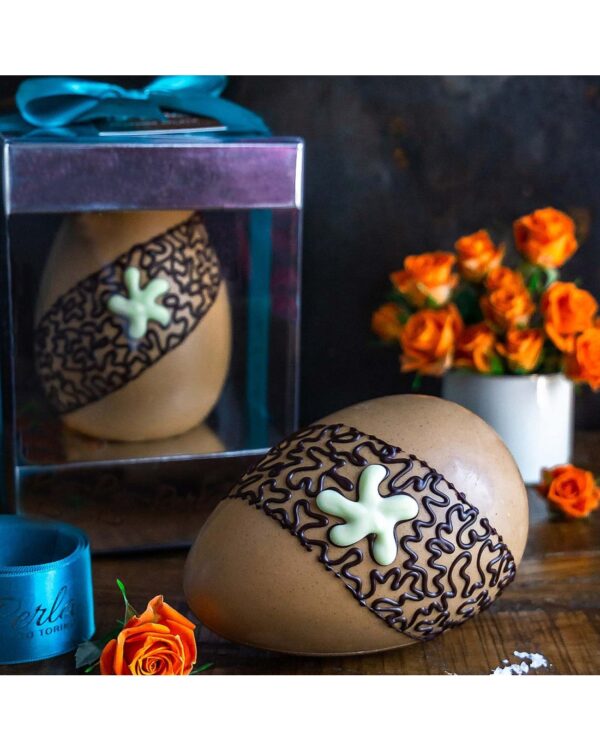 La Perla Arachide Salata. Uovo di cioccolato bianco al caramello con arachide salata. 200g