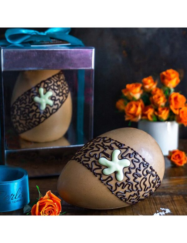 La Perla Arachide Salata. Uovo di cioccolato bianco al caramello con arachide salata. 200g