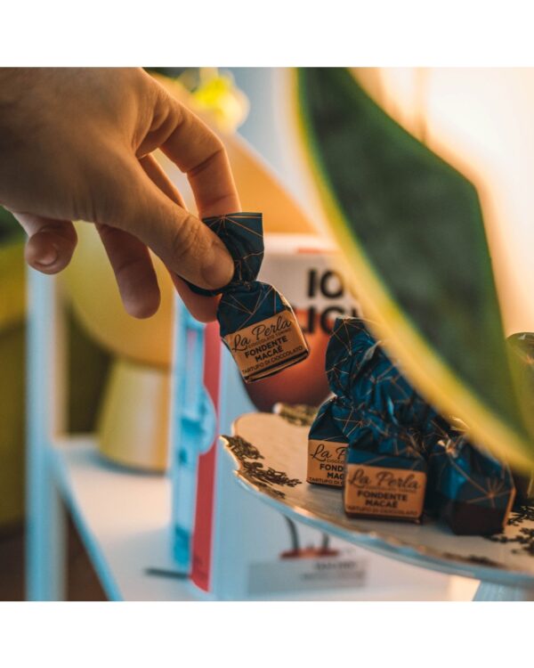 Tartufo La perla Macaé fondente con Nocciola (26%). Sacchetto 200g