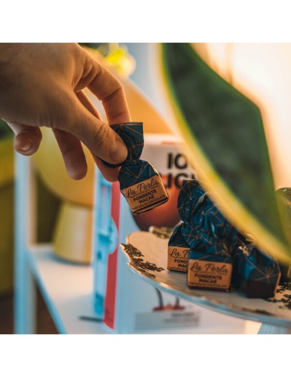 Tartufo La perla Macaé fondente con Nocciola (26%). Sacchetto 200g