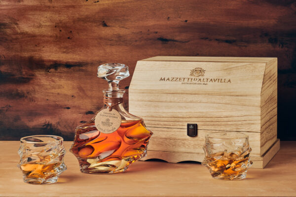 Cristallo-con-bicchieri_Barolo-Riserva_Ambientata_LR