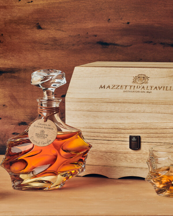 Grappa Mazzetti Cristallo Barolo Riserva 11 anni con bicchieri - immagine 1