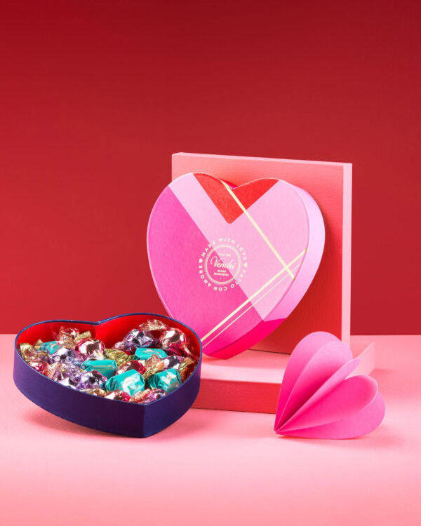 Confezione Venchi cuore con cioccolatini assortiti 185 g - immagine 1