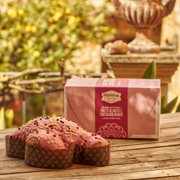 Colomba-artigianale-frutti-di-bosco-e-cioccolato-bianco-del-Panificio-Mulara